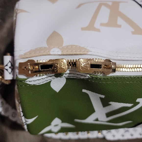 Louis Vuitton GIANT MONOGRAM Keepall 50 Bandouliere Khaki Green/Beige/White Bag - Picture 12 of 16